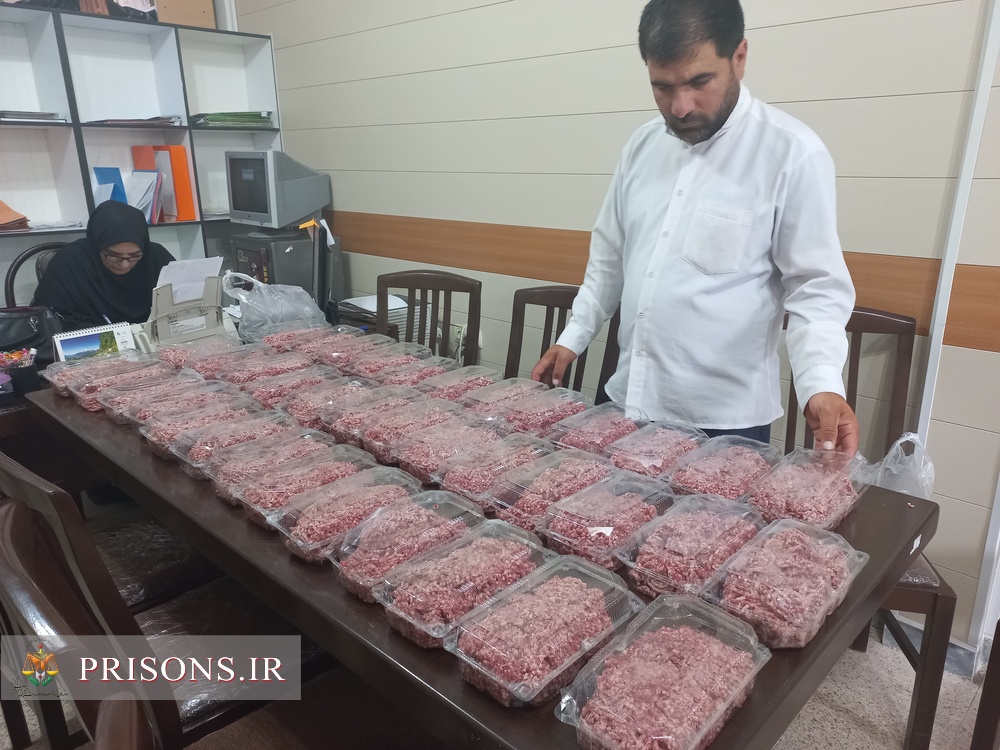 توزیع ۴۹۰بسته گوشت قربانی میان خانواده زندانیان نیازمند اردبیل 
