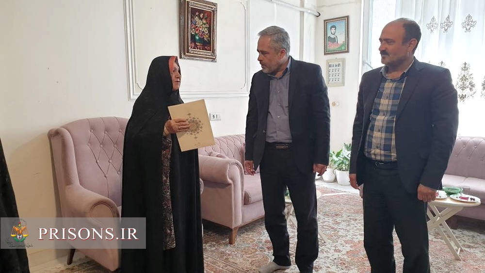 دیدار مدیرکل زندانهای استان قزوین با خانواده معظم شهیدان شیروئی و معصوم خانی