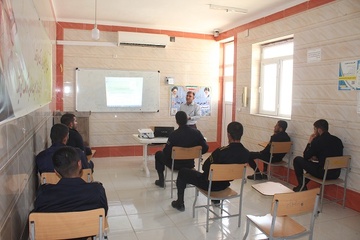 برگزاری کلاس فنی‌وحرفه‌ای با عنوان آموزش جوشکاری جهت سربازان در زندان دشتی 