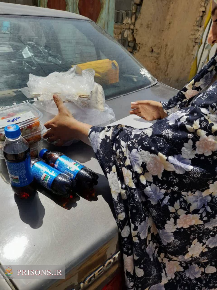 توزیع 300 پرس غذایی گرم در حاشیه بازدید از خانواده زندانیان دامغان