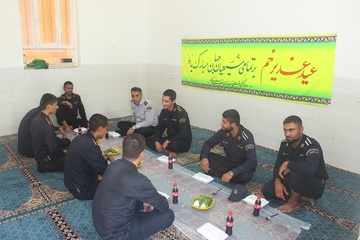 توزیع غذای نذری به‌مناسبت عید غدیر ویژه سربازان در زندان دشتی 