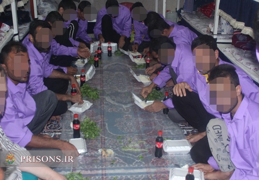 توزیع غذای نذری بمناسبت عید غدیر جهت زندانیان درزندان دشتی 