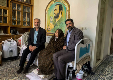 دیدار و عیادت فرمانده یگان حفاظت سازمان زندان‌ها از مادر شهید خرازی