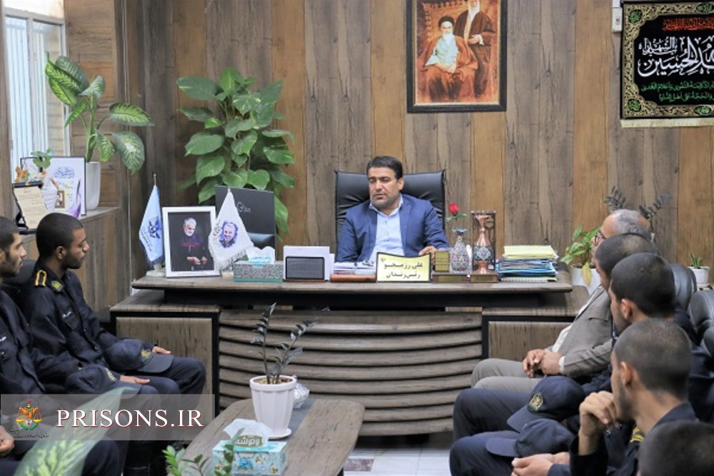 جلسه پرسش وپاسخ رئیس اداره زندان دشتستان با سربازان جدیدالورود 