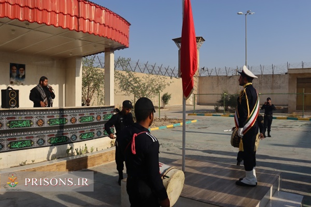شور حسینی با برافراشته شدن پرچم متبرک به حرم  امام حسین(ع) درزندان دشتستان