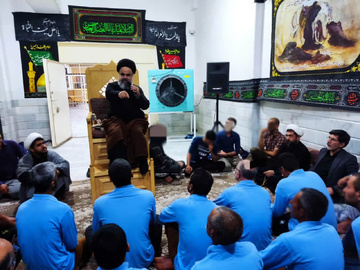 عزاداری مددجویان زندان‌های استان یزد در مراسم ظهر عاشورا