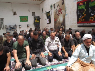 زندانیان سوگوار اباعبدالله در زندان های گیلان نماز ظهر عاشورا را اقامه کردند