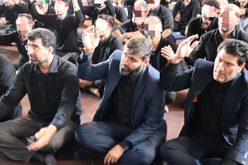 مسئولین البرز در عاشورای حسینی همراه با دل‌شکستگان ندامتگاه کرج عزاداری کردند