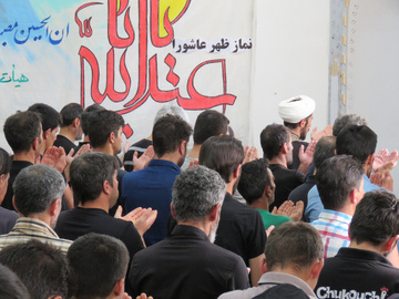کارکنان و مددجویان زندان‌های اردبیل در صف اقامه نماز جماعت ظهر عاشورا