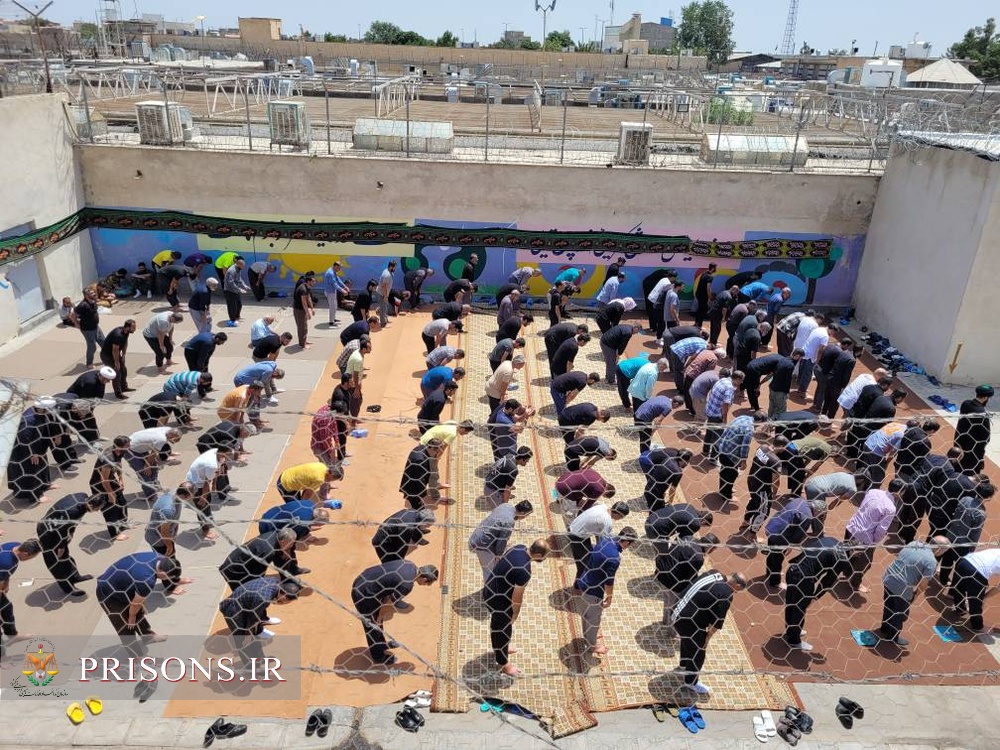 اقامه نماز ظهر عاشورا در زندانهای استان قزوین
