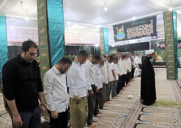برپایی نماز ظهر عاشورا توسط مددجویان عزادار حسینی در زندان دشتستان 