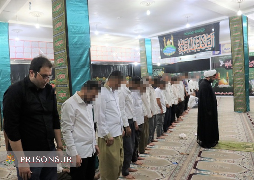 برپایی نماز ظهر عاشورا توسط مددجویان عزادار حسینی در زندان دشتستان 