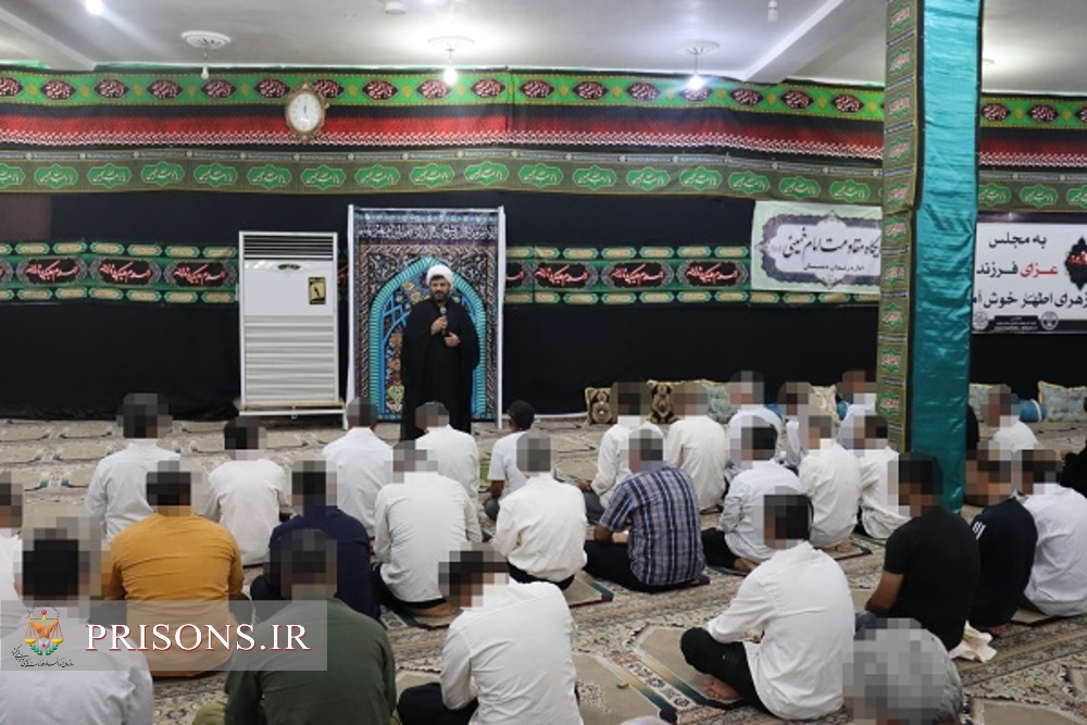 برپایی نماز ظهر عاشورا با مددجویان عزادار حسینی در زندان دشتستان 
