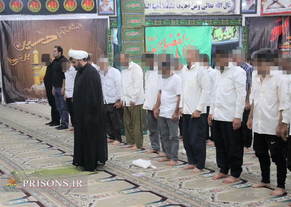 برپایی نماز ظهر عاشورا با مددجویان عزادار حسینی در زندان دشتستان 