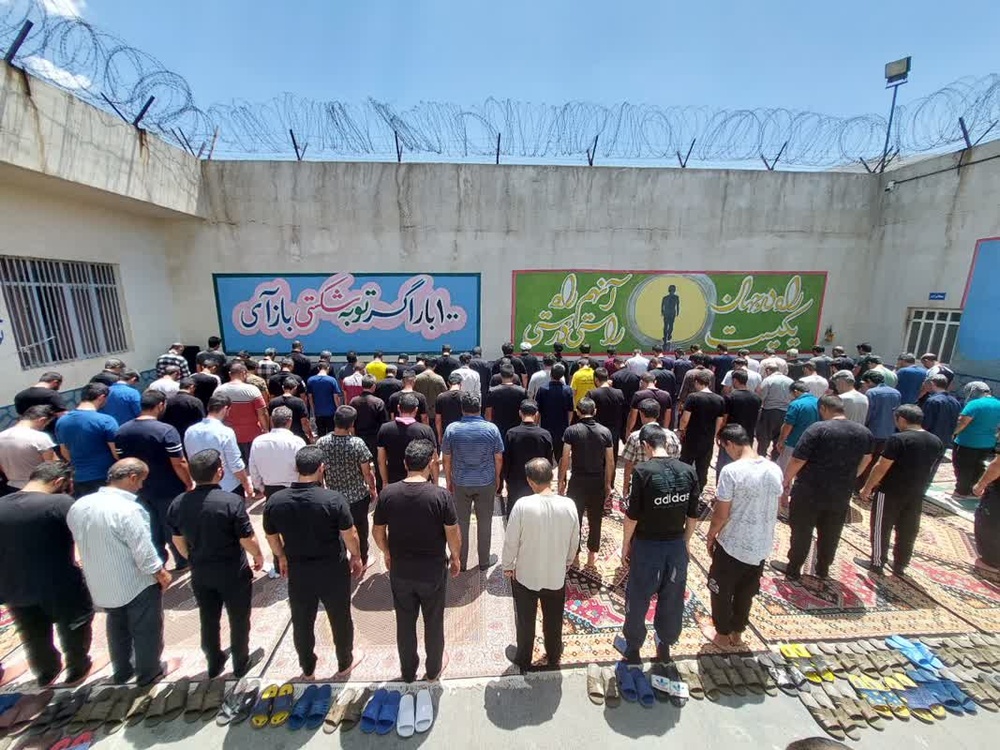 اقامه نماز ظهر عاشورا در زندانهای آذربایجان شرقی