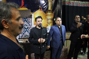 مداحی مصطفی راغب خواننده معروف پاپ؛ در مراسم عزاداری  اباعبدالله الحسین در زندان مرکزی یزد