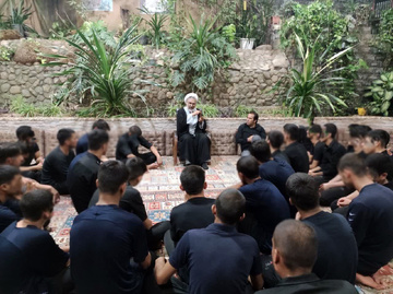 مددجویان زندان‌های استان یزد در آیین «شام غریبان» در سوگ و ماتم حضرت سیدالشهدا(ع) نشستند