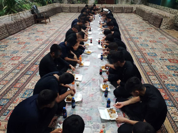 مددجویان زندان‌های استان یزد در آیین «شام غریبان» در سوگ و ماتم حضرت سیدالشهدا(ع) نشستند
