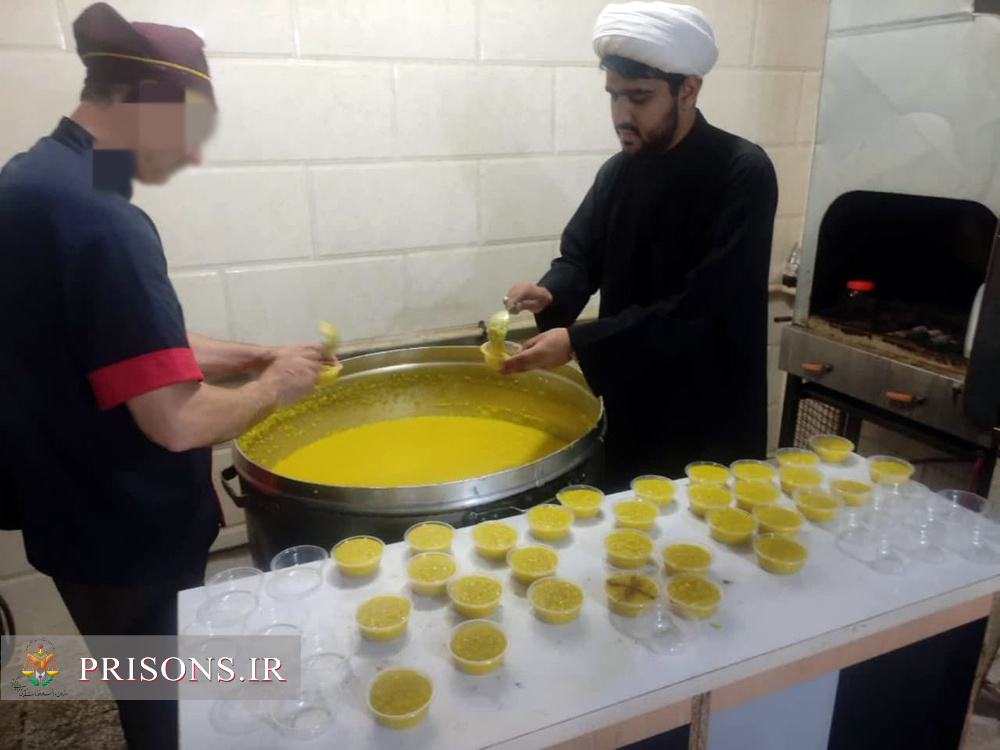 پخت و توزیع شله زرد نذری در دهه اول محرم در زندان‌های استان یزد