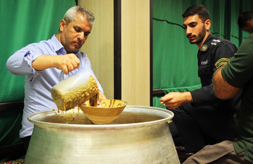 آیین سنتی کمچه‌زنی و پخت «آش گندم» یزدی در زندان مرکزی استان