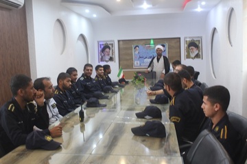 برگزاری کارگاه آموزشی تخصصی آداب و احکام نماز برای سربازان زندان دشتی 