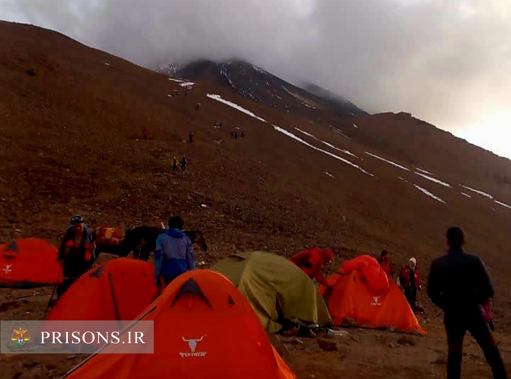 تیم کوهنوردی اداره کل زندان‌های فارس به قله دماوند صعود کرد