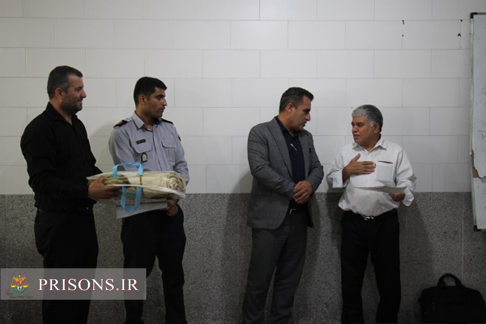 تجلیل رئیس زندان مرکزی بوشهر از مربی طرح آموزشی فرزندان آفتاب