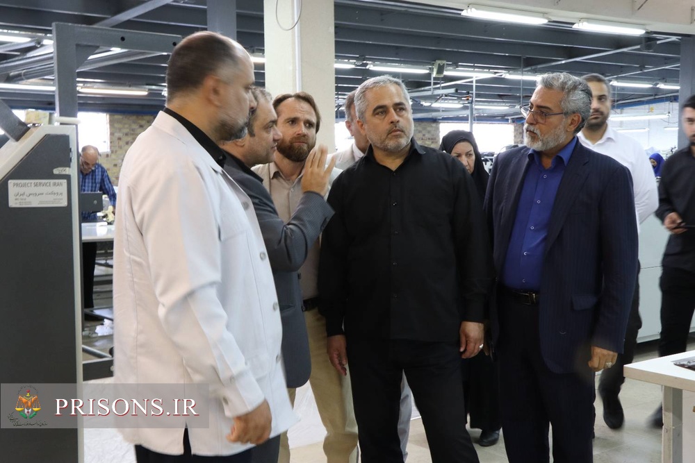 مدیرکل زندان‌های استان قزوین از کارخانجات پاتیس پوشاک بازدید کرد