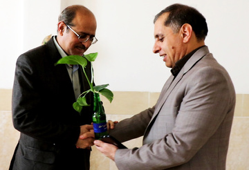 تجلیل مدیرکل زندان‌های استان یزد از کارکنان با اهداء گلدان