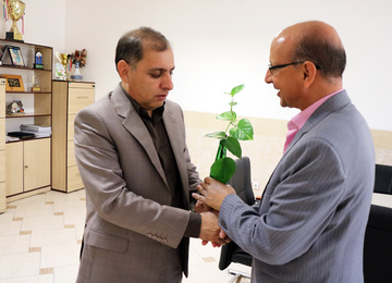 مدیرکل زندان‌های استان یزد با اهداء گلدان روز کارمند را پیشاپیش تبریک گفت