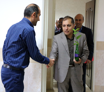 مدیرکل زندان‌های استان یزد با اهداء گلدان روز کارمند را پیشاپیش تبریک گفت