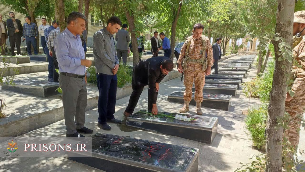 حضور کارکنان زندانهای استان کردستان در غبار روبی مزار شهدا به مناسبت گرامیداشت هفته دولت