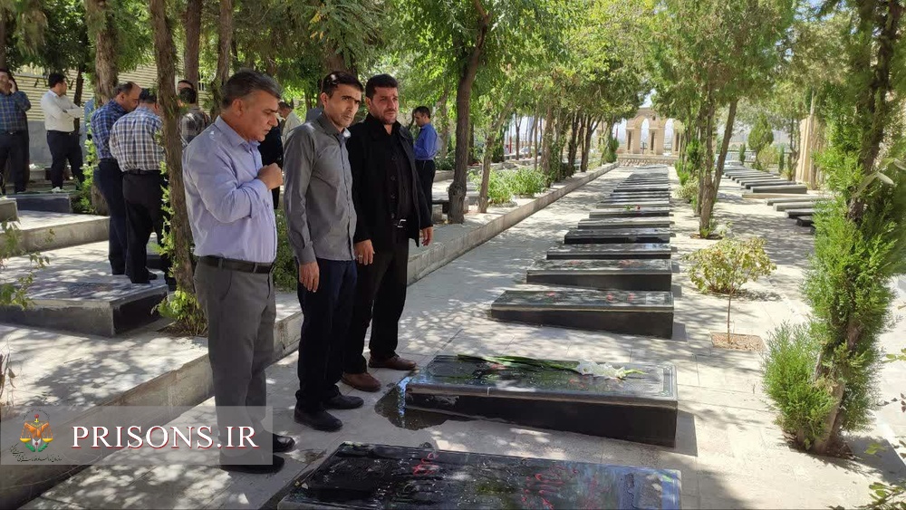 حضور کارکنان زندانهای استان کردستان در غبار روبی مزار شهدا به مناسبت گرامیداشت هفته دولت