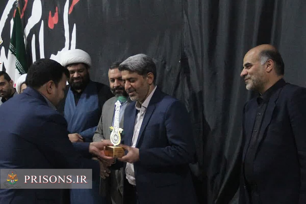 تجلیل از خادمین حسینی(ع) در زندان مرکزی زاهدان