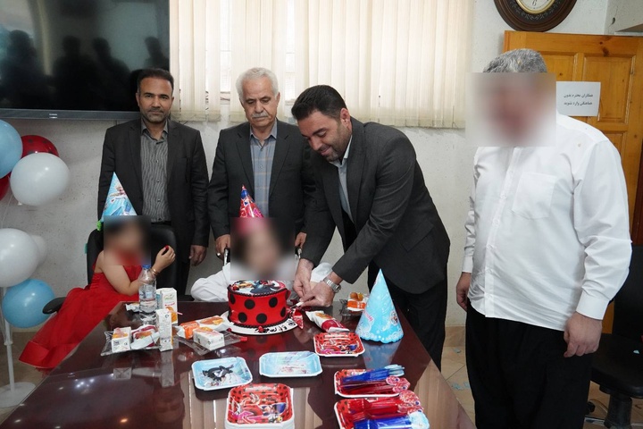جشن تولد صمیمانه برای فرزند خردسال معلول یکی از مددجویان زندان مرکزی سنندج