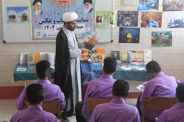 نمایشگاه کتاب و عکس «حماسه حسینی(ع)» در زندان دشتی دایر شد