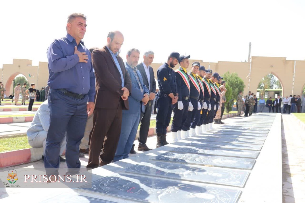 همزمان با هفته دفاع مقدس حضورمدیر کل و کارکنان زندان‌های آذربایجان شرقی در گلزار شهدا 