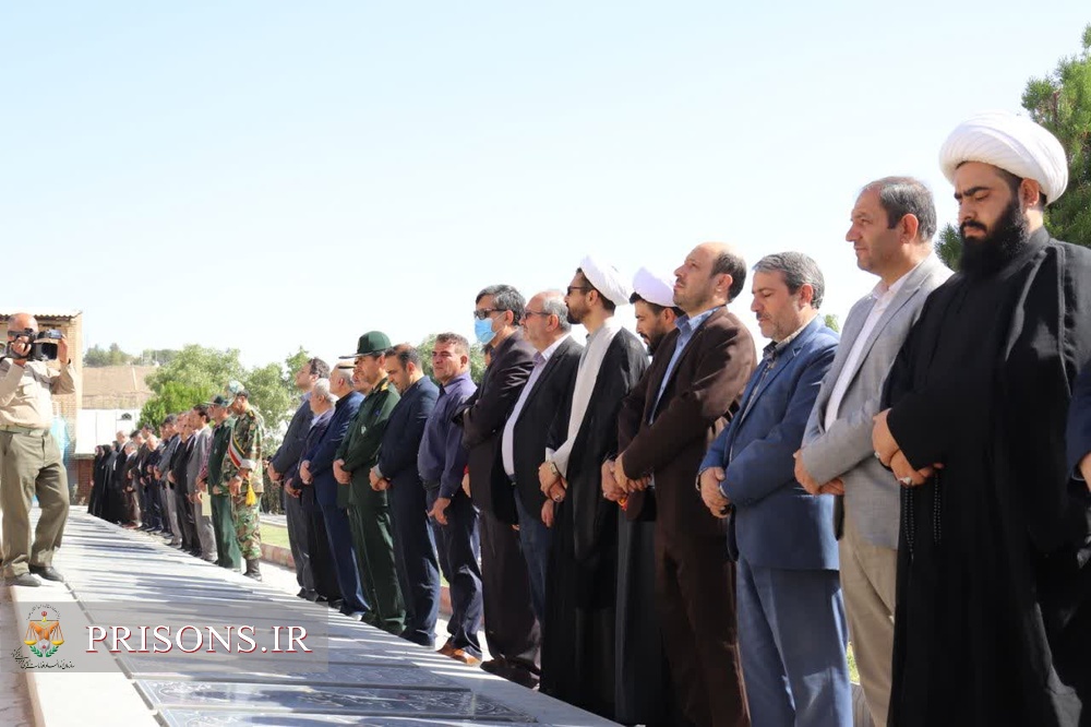 همزمان با هفته دفاع مقدس حضورمدیر کل و کارکنان زندان‌های آذربایجان شرقی در گلزار شهدا 