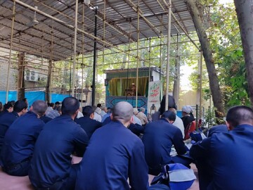 حضور کارکنان و سربازان وظیفه ندامتگاه کرج در نماز جمعه کمالشهر