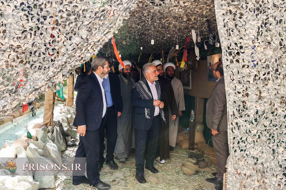 بازدید رئیس سازمان زندان‌ها از نمایشگاه ویژه هفته دفاع مقدس
