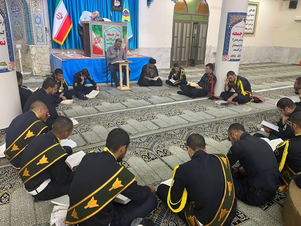 غبارروبی گلزار شهدای شهرستان مبارکه توسط پرسنل اردوگاه حرفه‌آموزی و کاردرمانی اصفهان