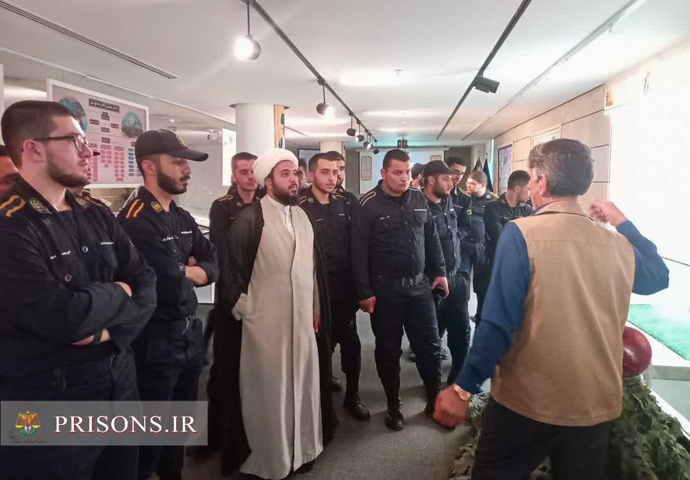 بازدید سربازان‌وظیفه ستاد سازمان زندان‌ها از باغ‌موزه دفاع مقدس