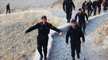صعود سربازان البرزی به کوه نورالشهدا در روز سرباز