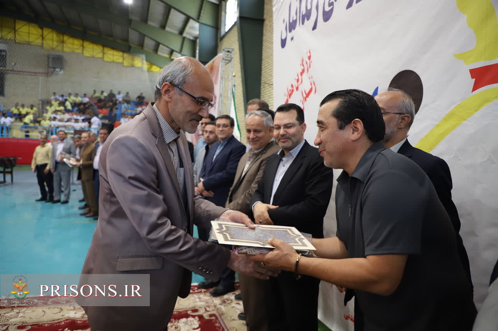 خداداد عزیزی زنگ آغاز هفتمین المپیاد ورزشی زندان مرکزی مشهد را به صدا درآورد