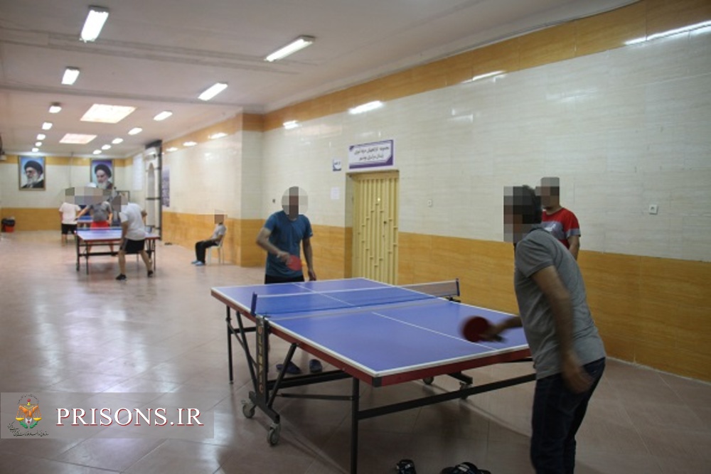 برگزاری مسابقات تنیس روی میز گرامیداشت هفته دفاع مقدس مددجویان زندان مرکزی بوشهر
