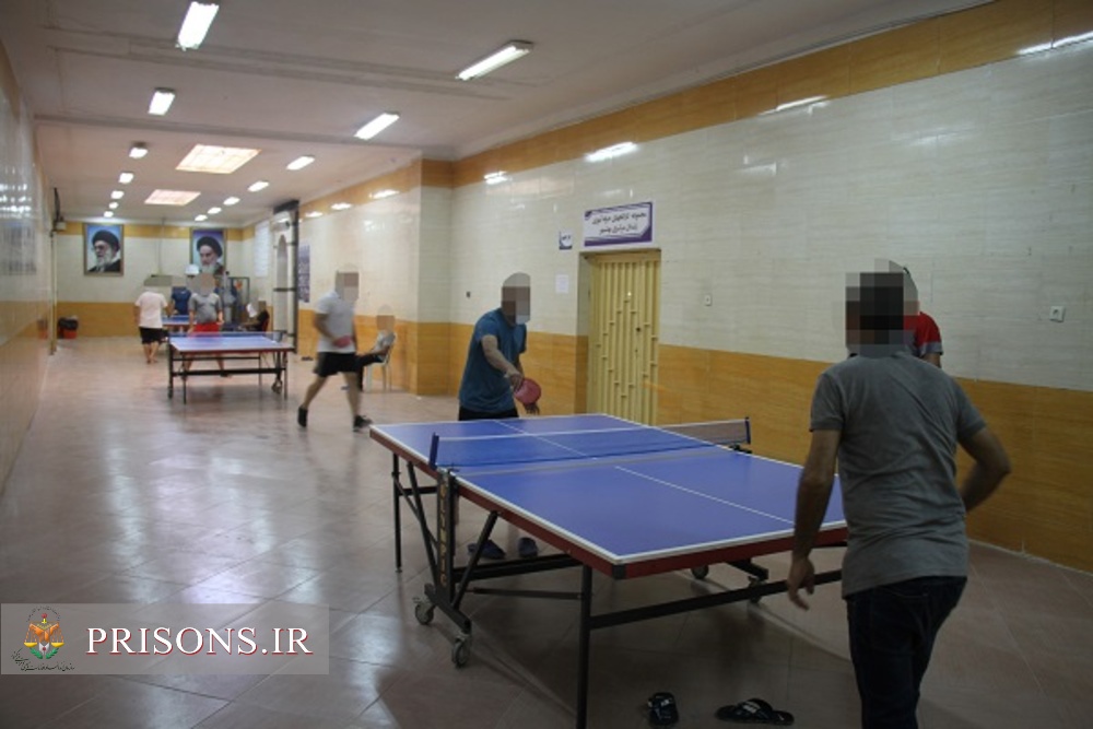 برگزاری مسابقات تنیس روی میز گرامیداشت هفته دفاع مقدس مددجویان زندان مرکزی بوشهر