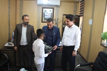اهدای بسته‌های نوشت‌افزار به فرزندان محصل مددجویان نیازمند زندان مرکزی بوشهر