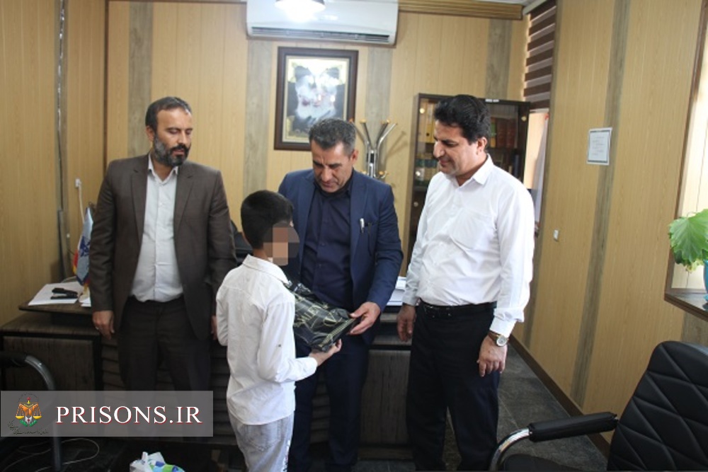اهدای بسته‌های نوشت‌افزار به فرزندان محصل مددجویان نیازمند زندان مرکزی بوشهر