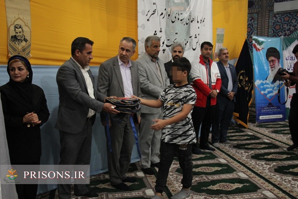 اهدای ۶۰۰ بسته های نوشت‌افزار به فرزندان محصل زندانیان استان بوشهر 