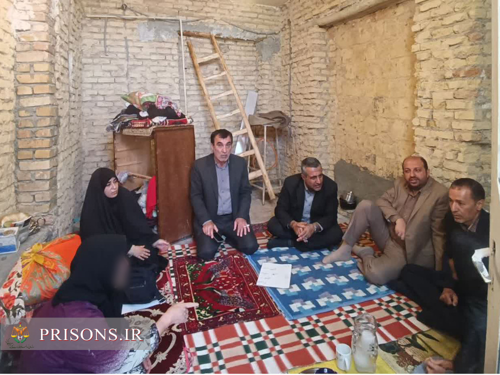 بازدید مدیرکل زندان های استان کرمانشاه و هیئت همراه از خانواده زندانیان نیازمند